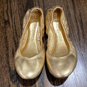 Tory Burch gold ballet flats, worn a few times size 7, but fits like a 6